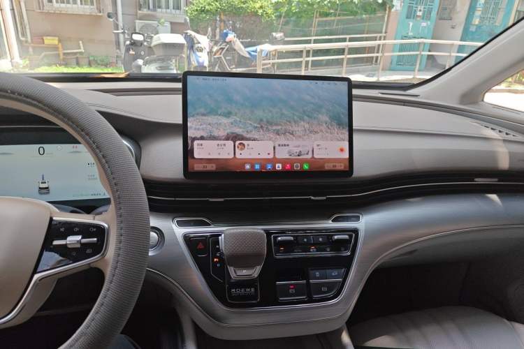 Used Roewe iMAX8 New Energy 2025 1.5T DMH Lu Zun Deluxe Edition Audio And AC Panel