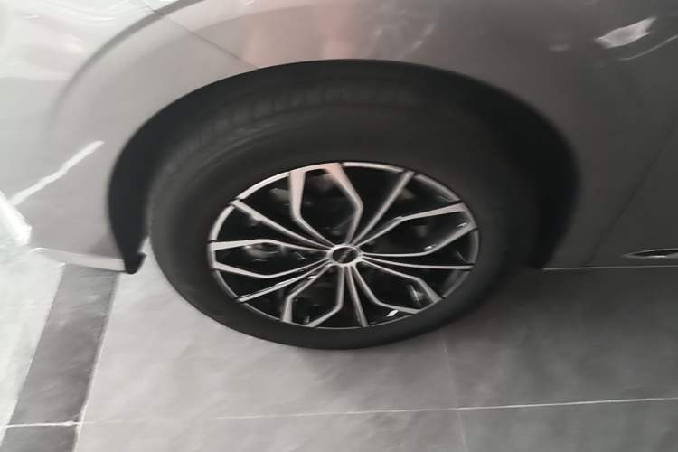Used Roewe iMAX8 New Energy 2025 1.5T DMH Lu Zun Deluxe Edition Left Front Wheel Hub
