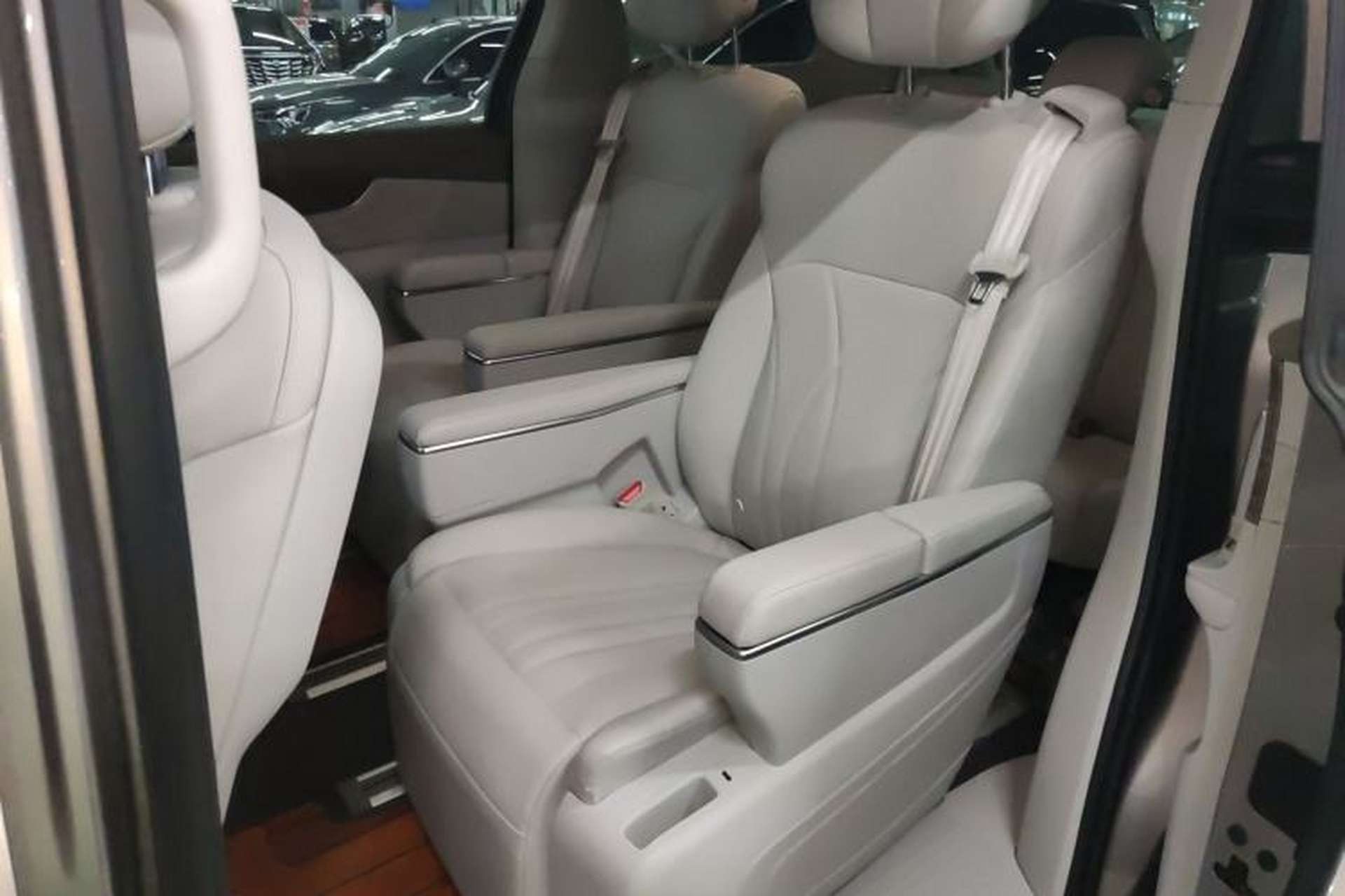 Used Roewe iMAX8 New Energy 2025 1.5T DMH Lu Zun Deluxe Edition Left Rear Seat