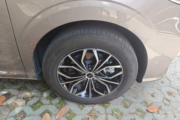 Used Roewe iMAX8 New Energy 2025 1.5T DMH Lu Zun Deluxe Edition Right Front Wheel Hub