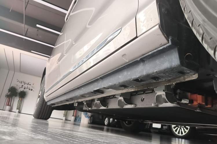 Used Roewe iMAX8 New Energy 2025 1.5T DMH Lu Zun Deluxe Edition Right Side Sill