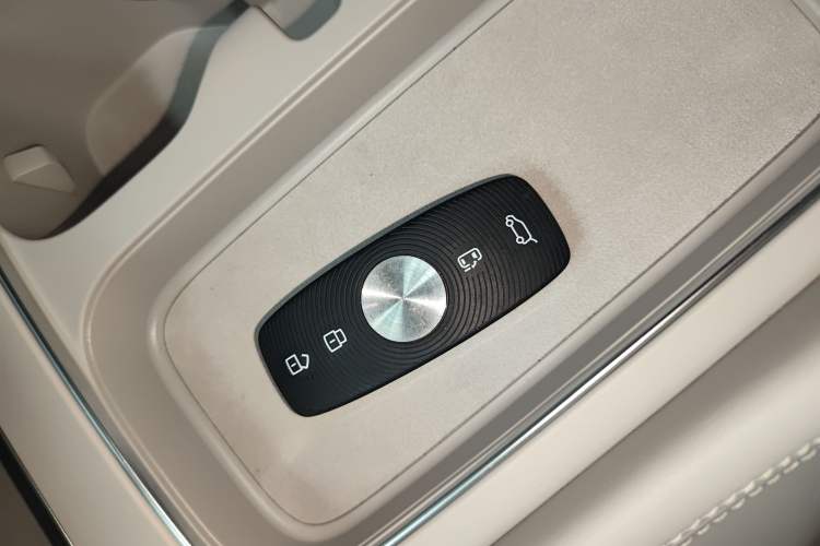 Used Roewe iMAX8 New Energy 2025 1.5T DMH Lu Zun Deluxe Edition Interior 1