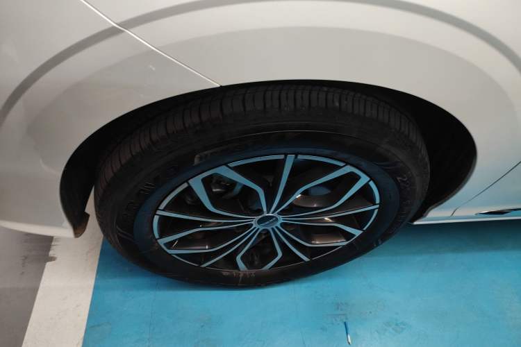 Used Roewe iMAX8 New Energy 2025 1.5T DMH Lu Zun Deluxe Edition Left Front Wheel Hub
