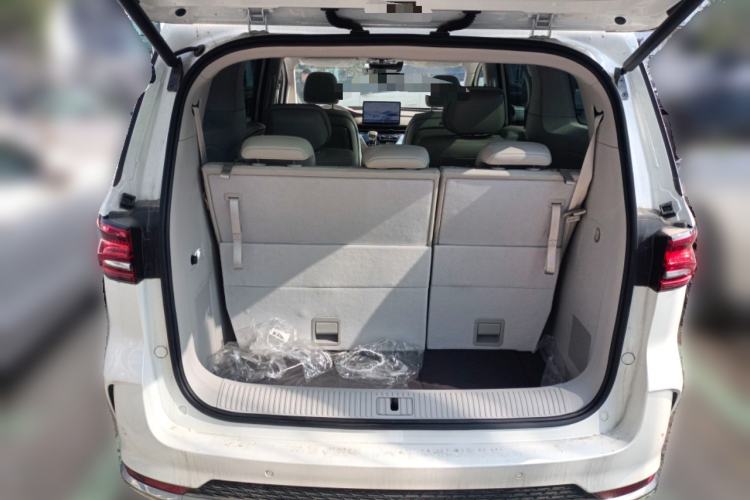 Used Roewe iMAX8 New Energy 2025 1.5T DMH Lu Zun Deluxe Edition Trunk