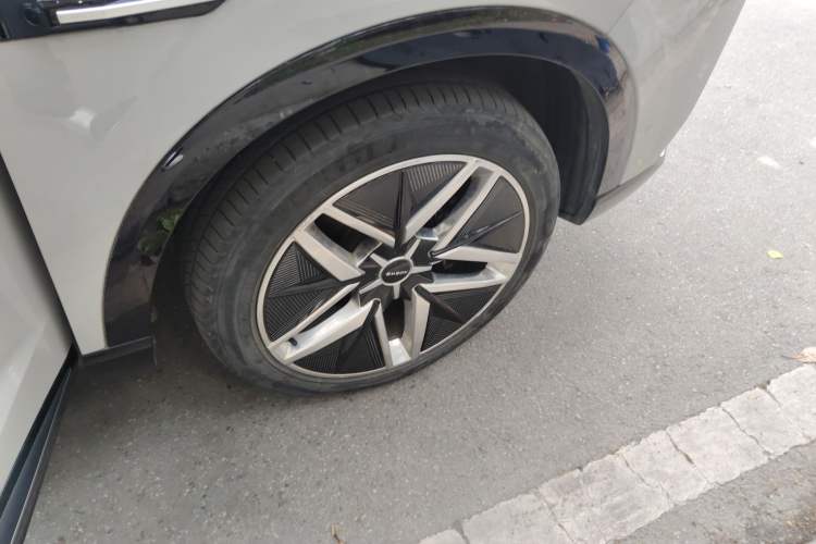 Used Roewe Jing 2022 2.0T Blue Whale Edition Right Front Wheel Hub