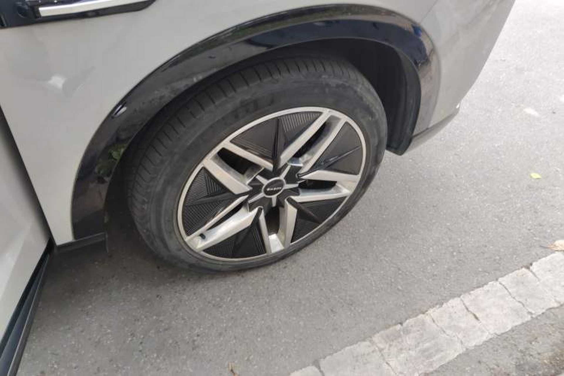 Used Roewe Jing 2022 2.0T Blue Whale Edition Right Front Wheel Hub