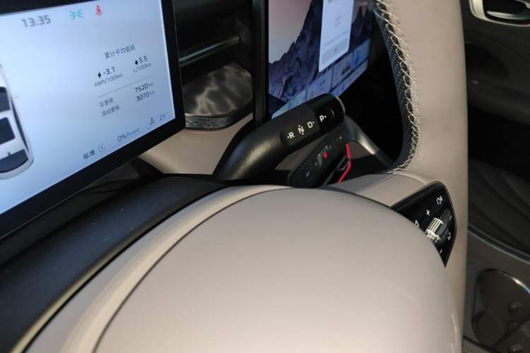 Used Roewe M7 DMH 2025 Model 160km Premium Version Gear Lever
