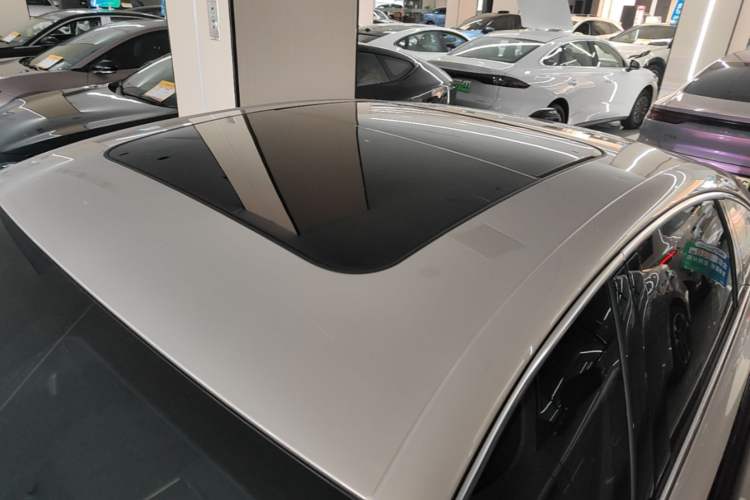Used Roewe M7 DMH 2025 Model 160km Premium Version Roof