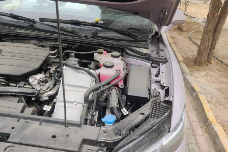 Used Roewe M7 DMH 2025 Model 160km Enjoyment Version Engine Bay Left