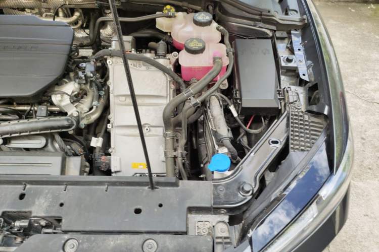 Used Roewe M7 DMH 2025 Model 160km Premium Version Engine Bay Left