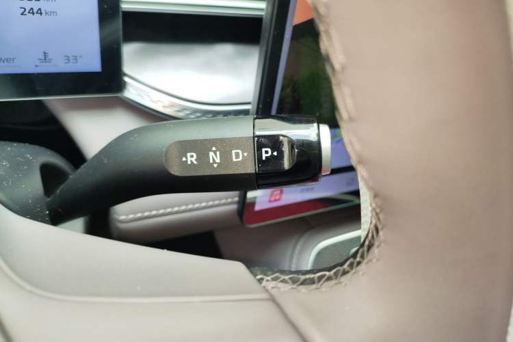 Used Roewe M7 DMH 2025 Model 160km Premium Version Gear Lever
