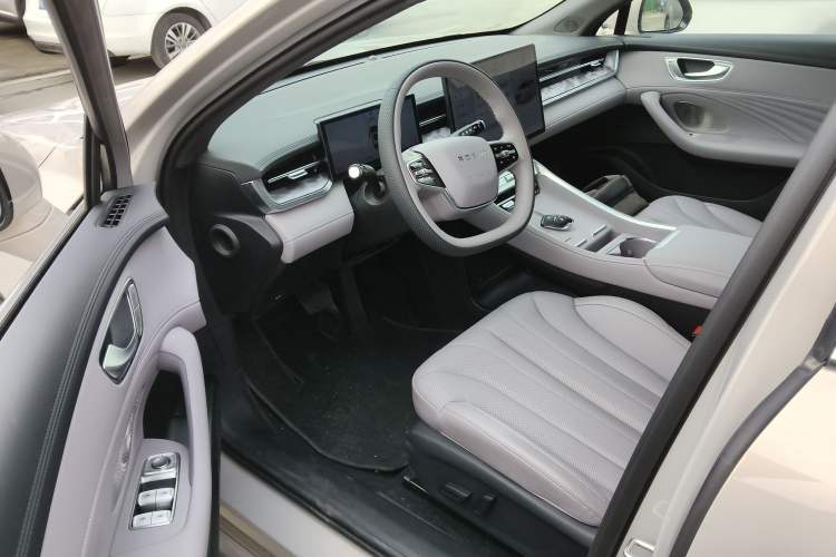 Used Roewe M7 DMH 2025 Model 160km Premium Version Interior 3
