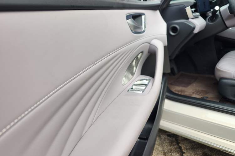 Used Roewe M7 DMH 2025 Model 160km Premium Version Interior 3