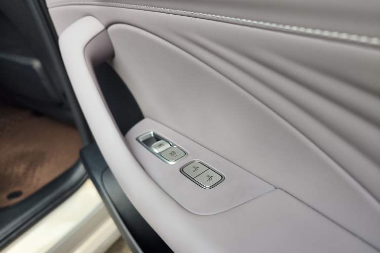 Used Roewe M7 DMH 2025 Model 160km Premium Version Interior 4