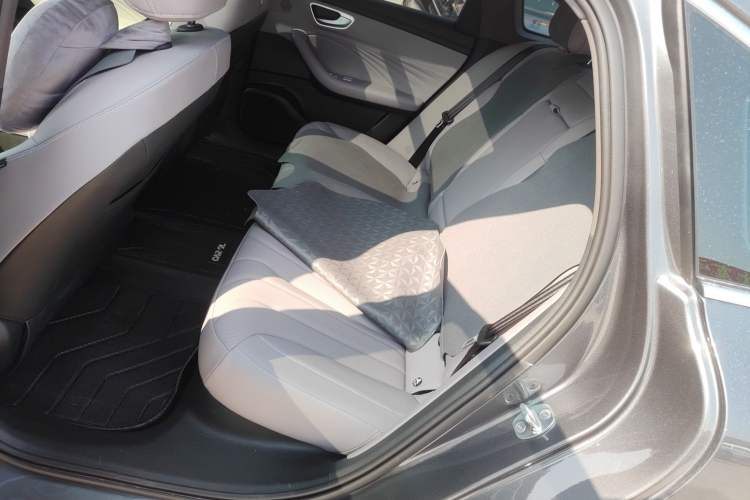 Used Roewe M7 DMH 2025 Model 160km Premium Version Left Rear Seat
