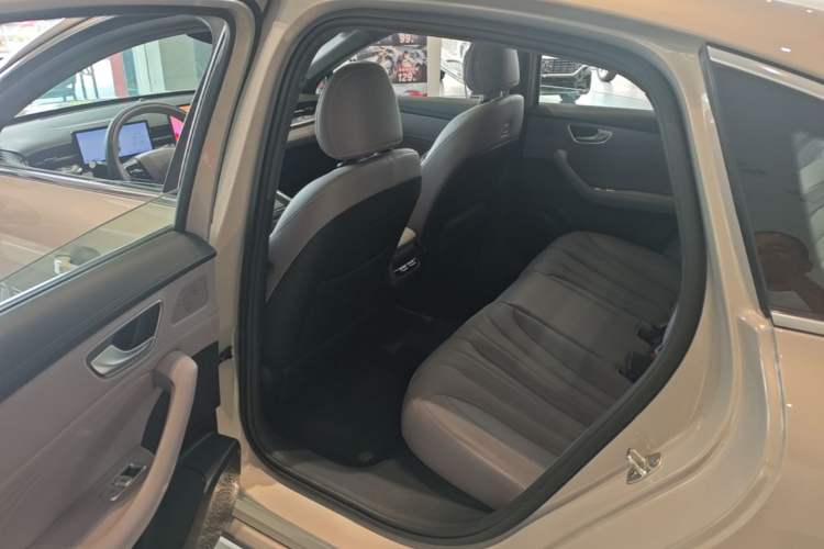 Used Roewe M7 DMH 2025 Model 160km Premium Version Left Rear Seat