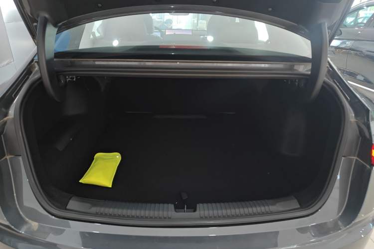 Used Roewe M7 DMH 2025 Model 160km Comfort Version Trunk