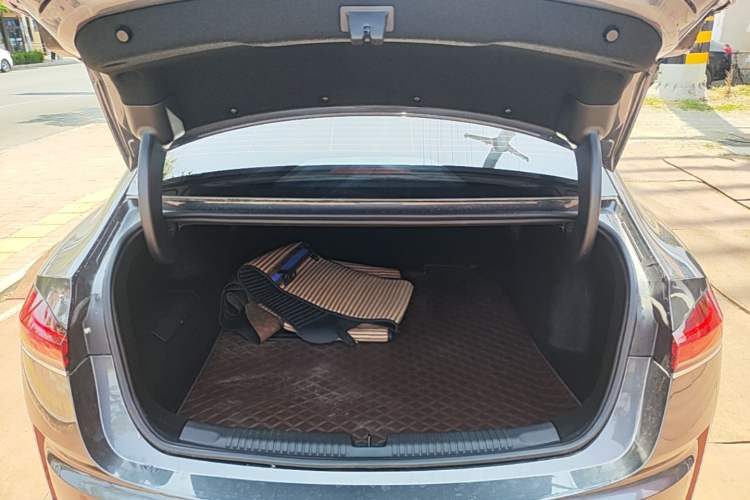 Used Roewe M7 DMH 2025 Model 160km Comfort Version Trunk