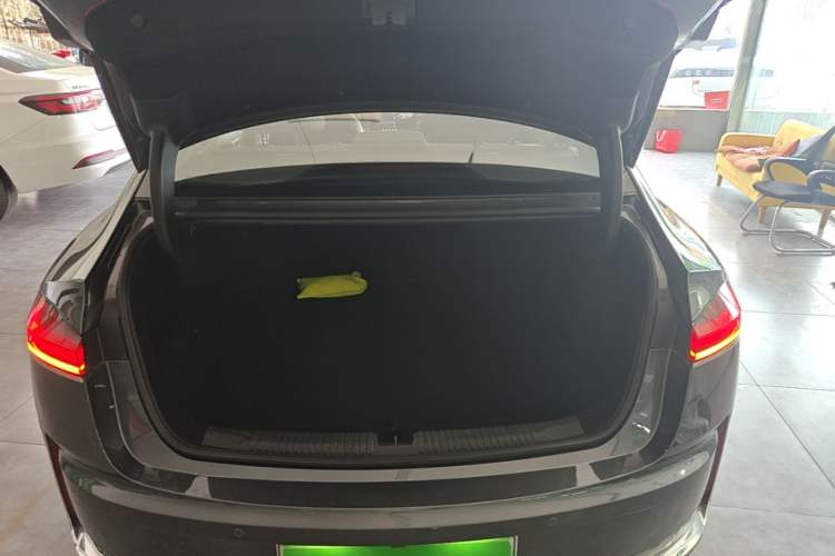 Used Roewe M7 DMH 2025 Model 160km Enjoyment Version Trunk