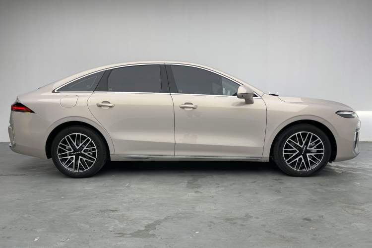 Used Roewe M7 DMH 2025 Model 160km Enjoyment Version Exterior 8