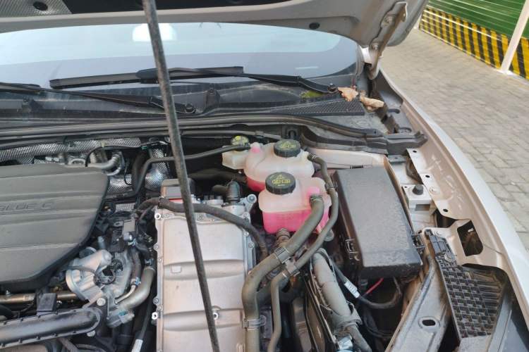 Used Roewe M7 DMH 2025 Model 160km Comfort Version Engine Bay Left
