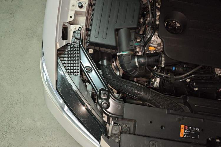 Used Roewe M7 DMH 2025 Model 160km Enjoyment Version Engine Bay Right