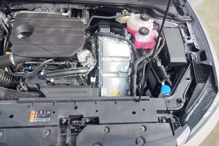 Used Roewe M7 DMH 2025 Model 160km Enjoyment Version Engine Bay Left