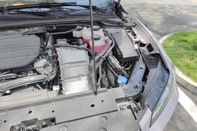 Used Roewe M7 DMH 2025 Model 160km Enjoyment Version Engine Bay Left