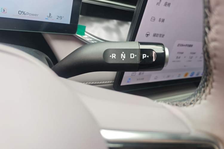 Used Roewe M7 DMH 2025 Model 160km Premium Version Gear Lever