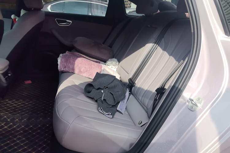Used Roewe M7 DMH 2025 Model 160km Enjoyment Version Left Rear Seat