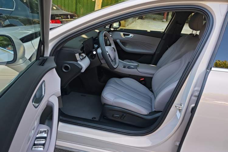Used Roewe M7 DMH 2025 Model 160km Premium Version Driver Seat