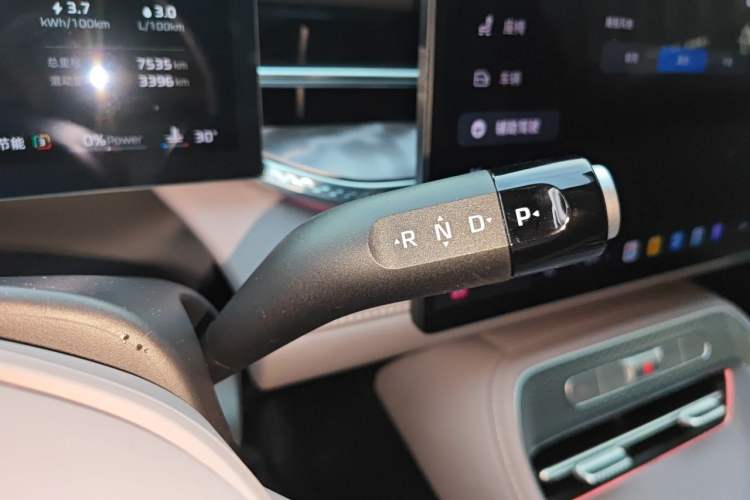 Used Roewe M7 DMH 2025 Model 160km Premium Version Gear Lever