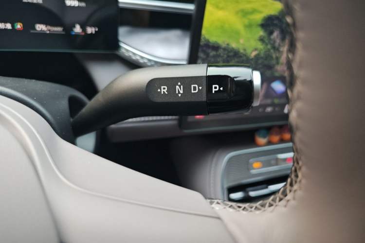 Used Roewe M7 DMH 2025 Model 160km Comfort Version Gear Lever