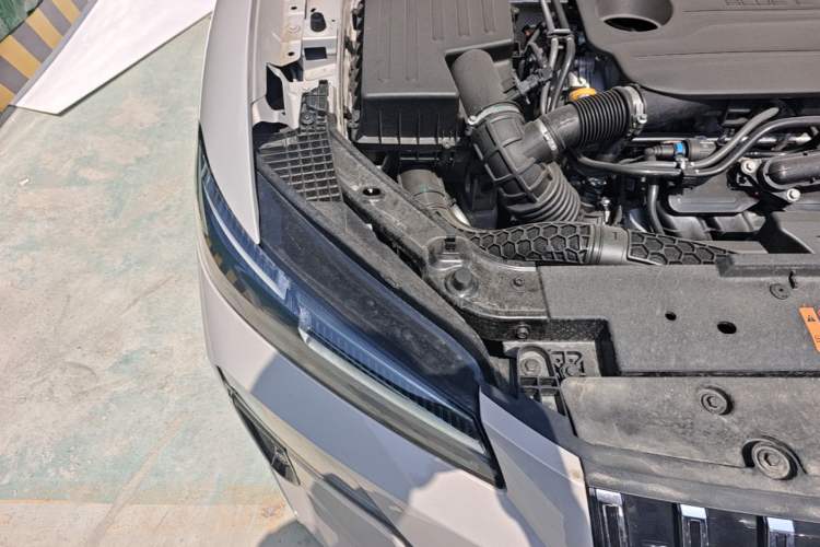 Used Roewe M7 DMH 2025 Model 160km Enjoyment Version Engine Bay Right