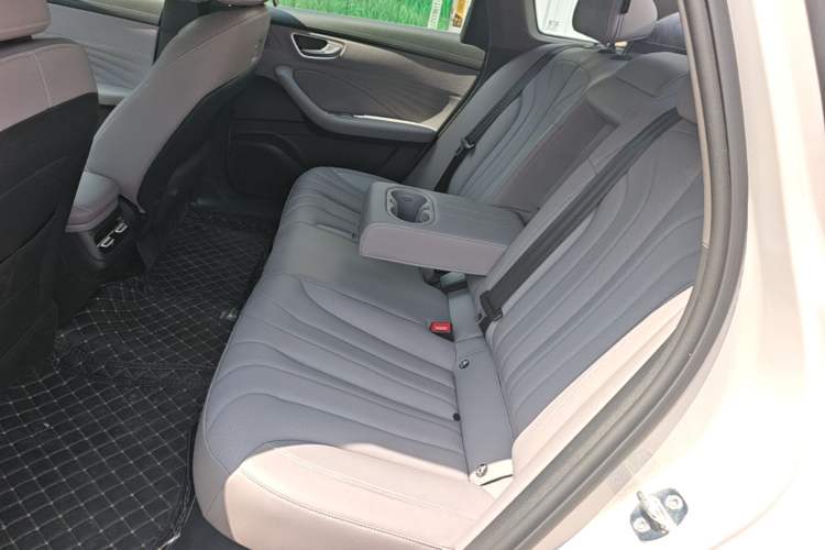 Used Roewe M7 DMH 2025 Model 160km Enjoyment Version Left Rear Seat