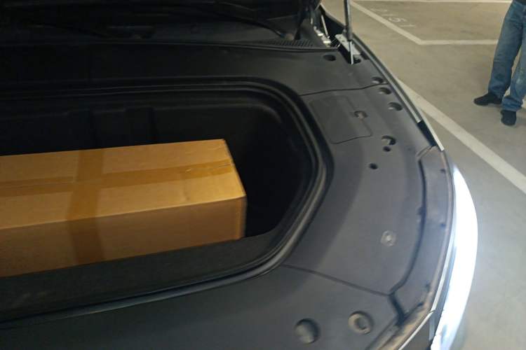 Used Roewe MARVEL X 2018 Rear-Drive Model Engine Bay Left