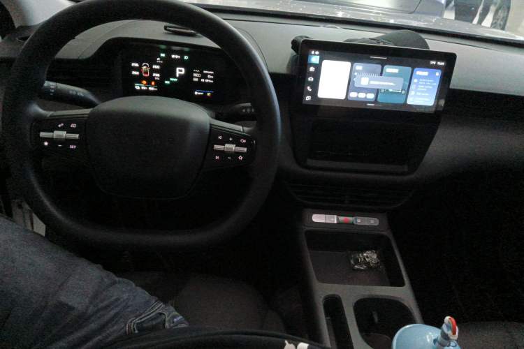 Used Roewe E6 2025 Model 520km Taxi Version Center Console