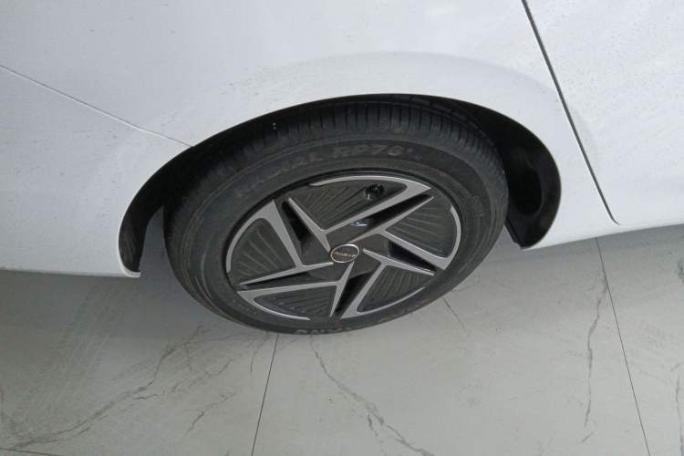 Used Roewe E6 2025 Model 520km Taxi Version Right Rear Wheel Hub
