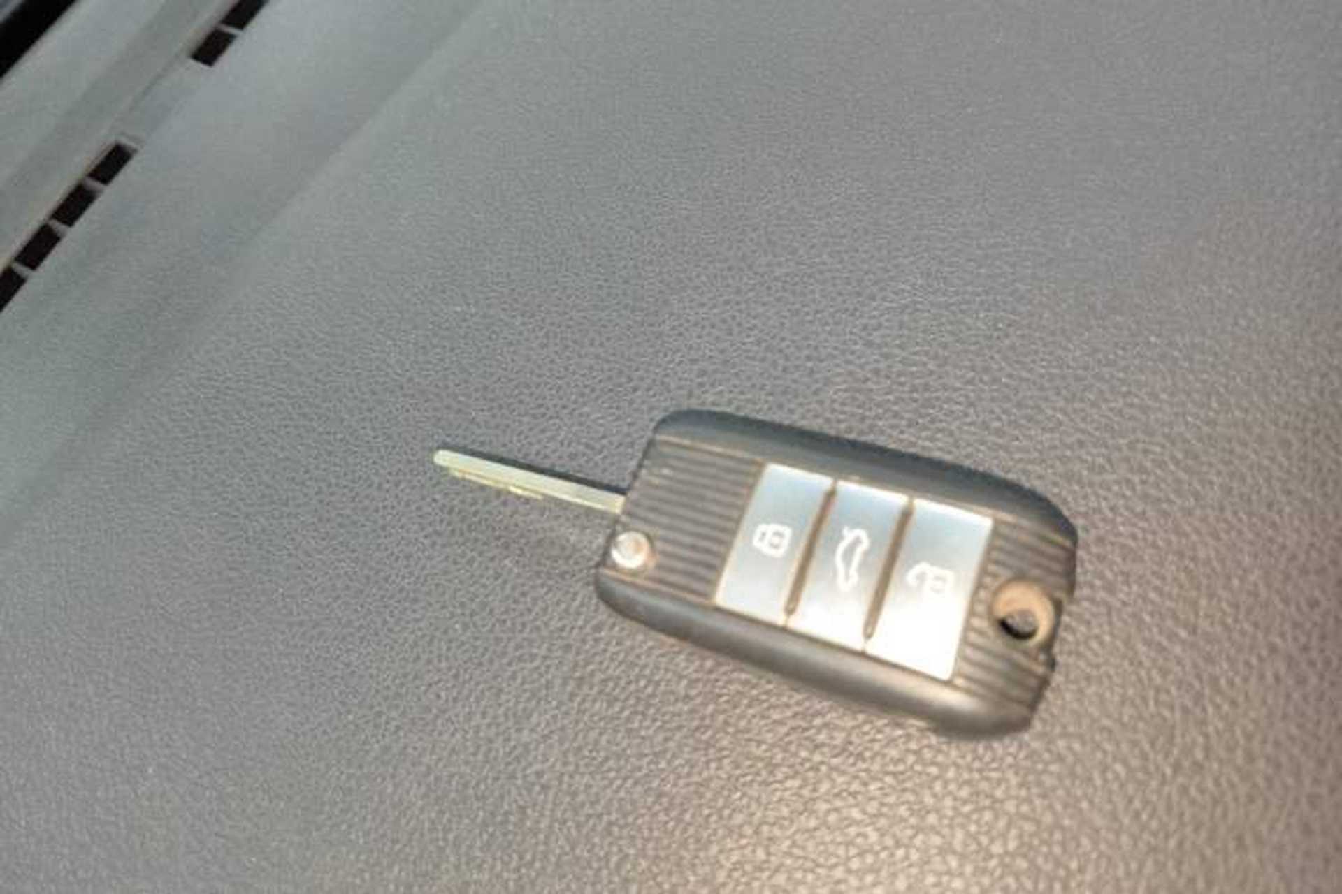 Used Roewe RX3 2018 1.6L Manual Entry-Level Model Interior 1