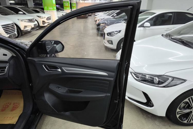 Used Roewe RX3 2018 1.6L Manual Entry-Level Model Interior 5