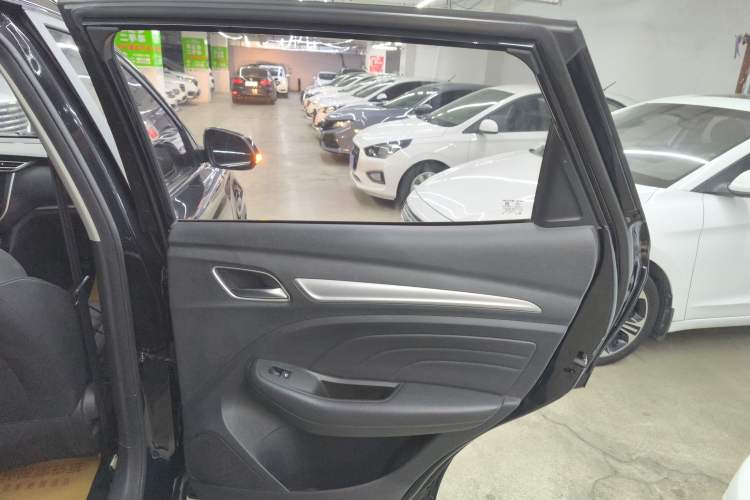 Used Roewe RX3 2018 1.6L Manual Entry-Level Model Interior 6