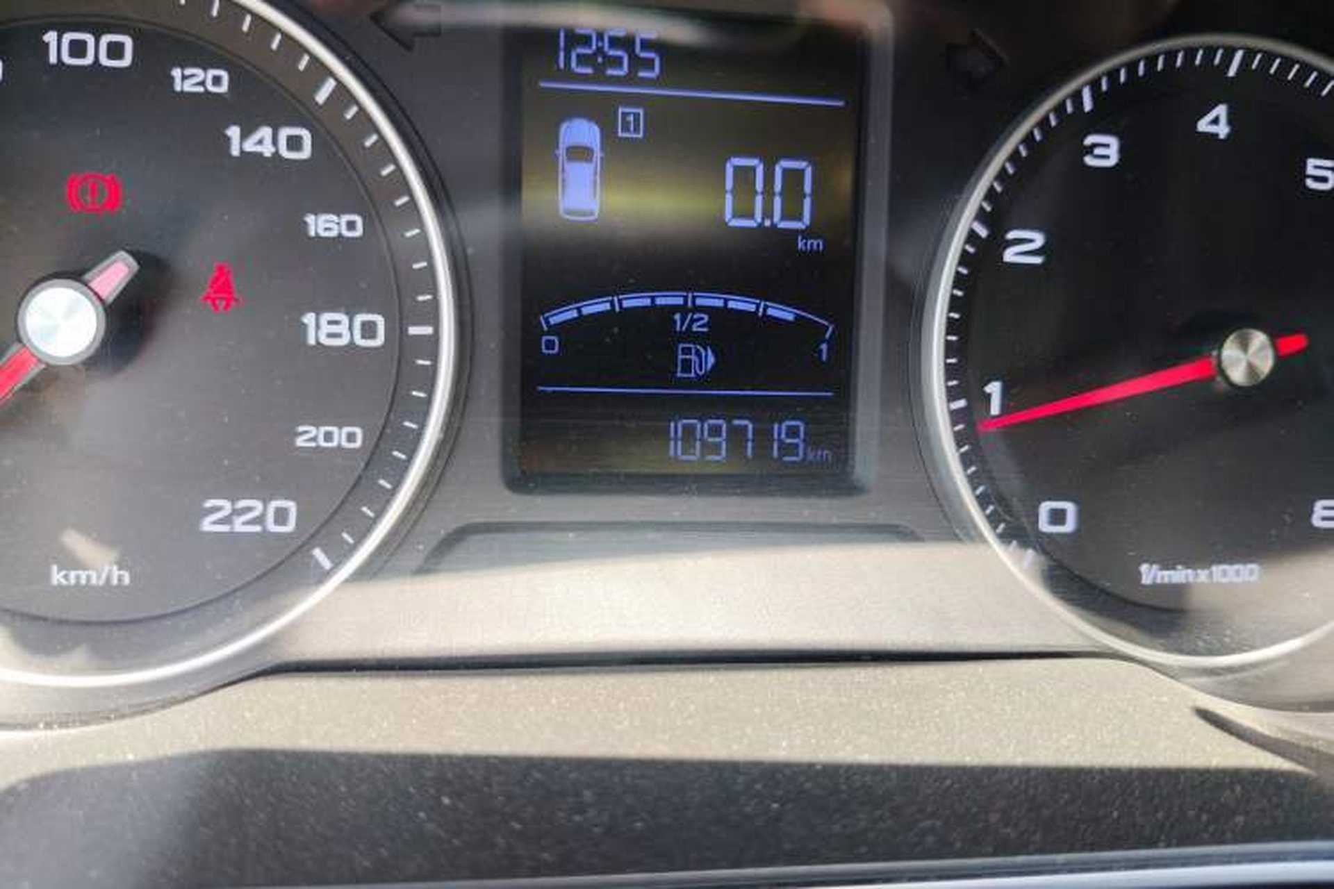 Used Roewe RX3 2018 1.6L Manual Internet Smart Edition Odometer Close Up