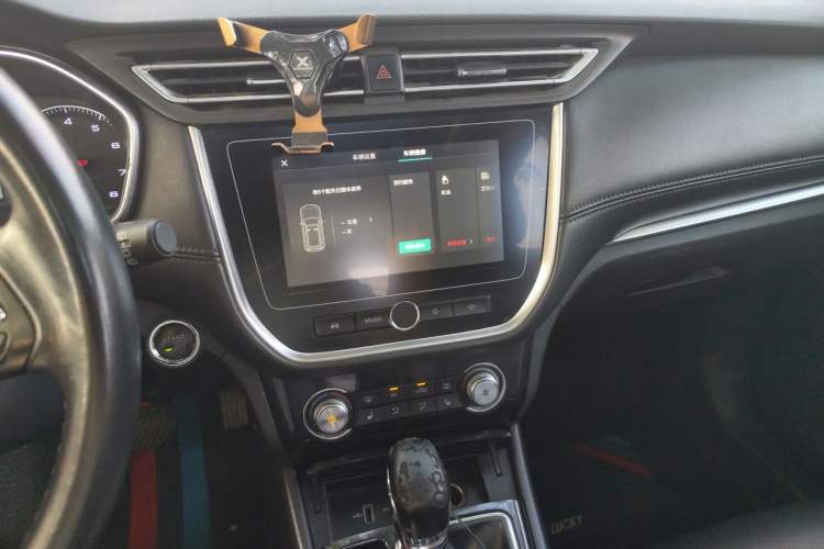 Used Roewe RX3 2018 18T Automatic Internet Smart Edition Audio And AC Panel