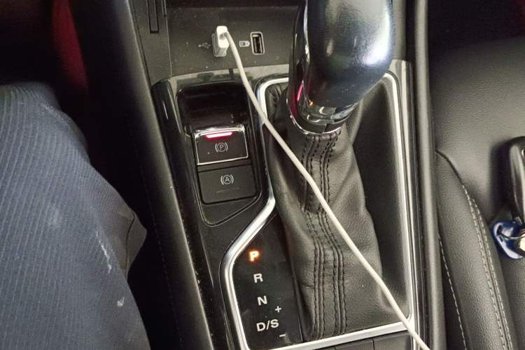 Used Roewe RX3 2018 1.6L CVT Flagship Edition Gear Lever