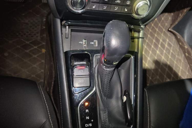 Used Roewe RX3 2018 1.6L CVT Flagship Edition Gear Lever
