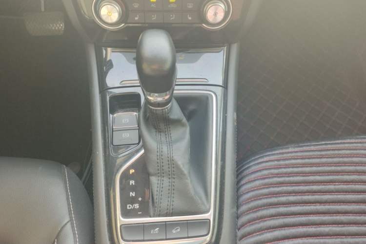 Used Roewe RX3 2018 18T Automatic Flagship Model Interior 4