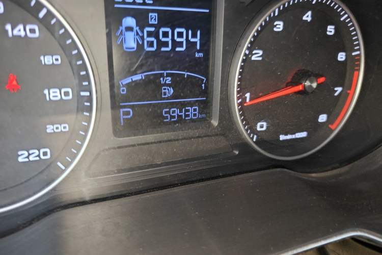 Used Roewe RX3 2018 18T Automatic Flagship Model Odometer Close Up