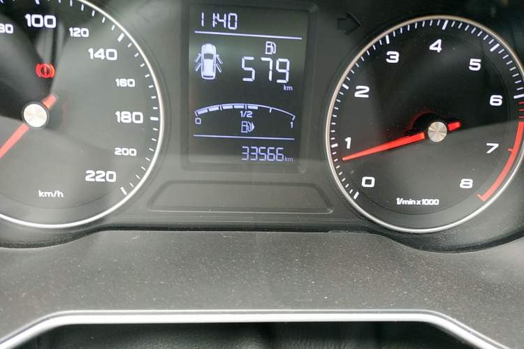 Used Roewe RX3 2018 1.6L Manual Flagship Edition Odometer Close Up