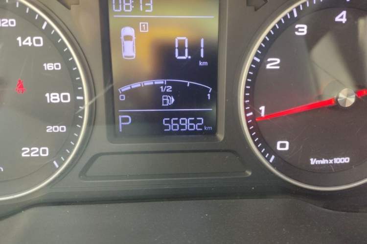 Used Roewe RX3 2018 18T Automatic Flagship Model Odometer Close Up