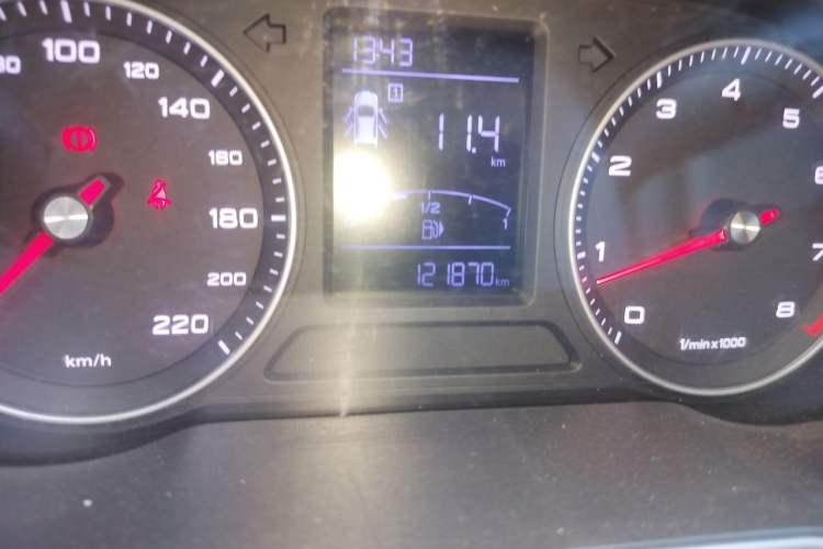 Used Roewe RX3 2018 1.6L Manual Flagship Edition Odometer Close Up